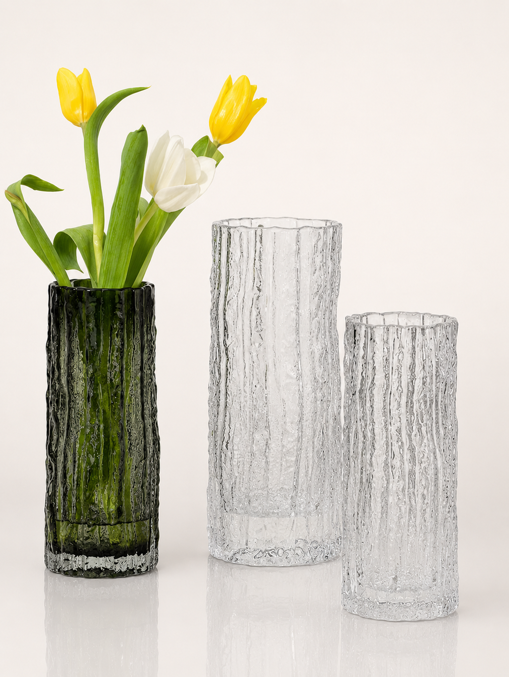 Kristallkante Glasvase von Lunéva mit Blumenstrauß im Licht