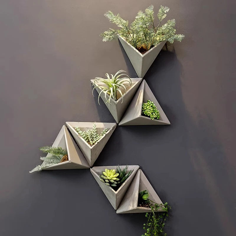 Atelier Wandvase im Ikebana-Stil von Lunéva mit einzelnem Stiel an der Wand