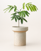 Burgblüte Bodenvase von Lunéva in Beige neben einem Sessel im Wohnzimmer