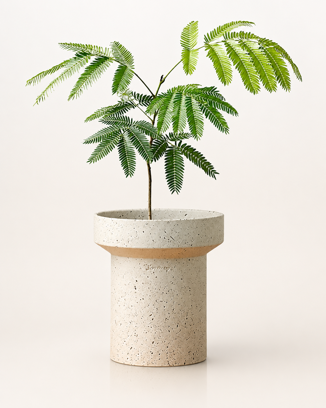 Burgblüte Bodenvase von Lunéva in Beige neben einem Sessel im Wohnzimmer